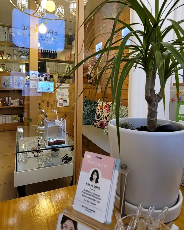 스파로제 서면본점 대기공간과 홈케어 제품 진열장